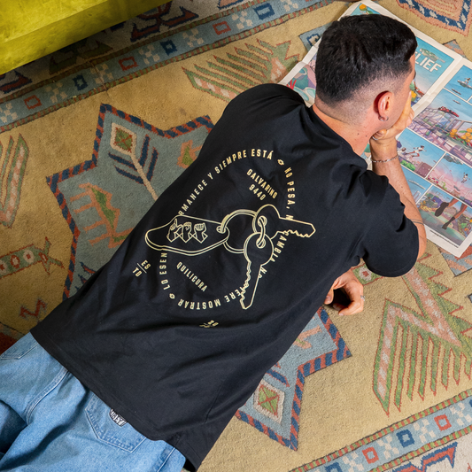 POLERA NEGRA (UNISEX) - ESENCIALES LOA